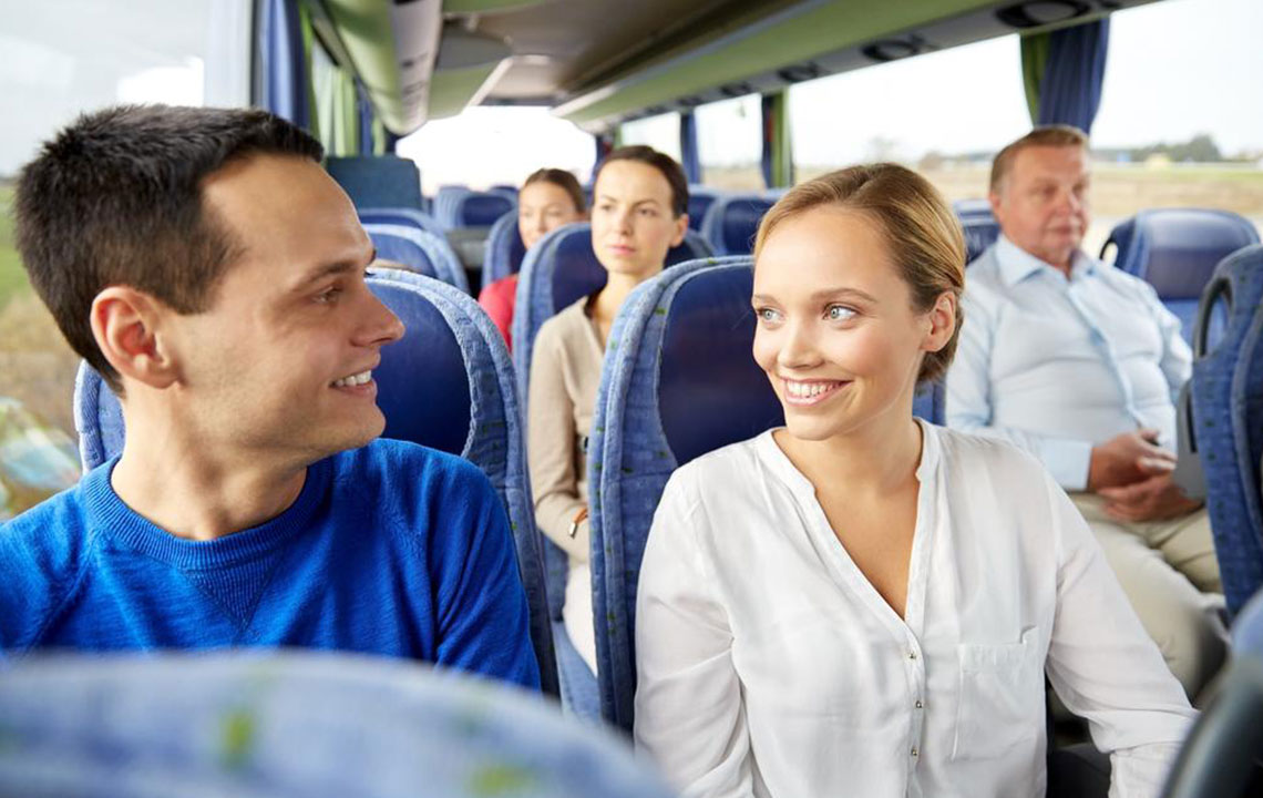 4 factors to consider while selecting a bus tour